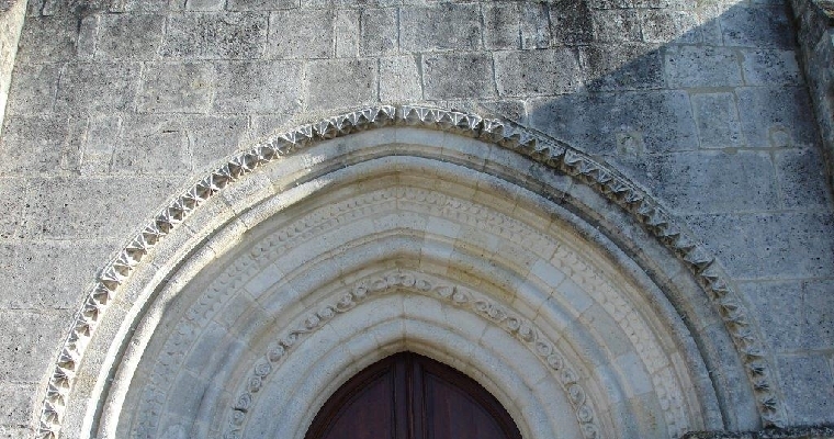 Le linteau de la porte de l'église